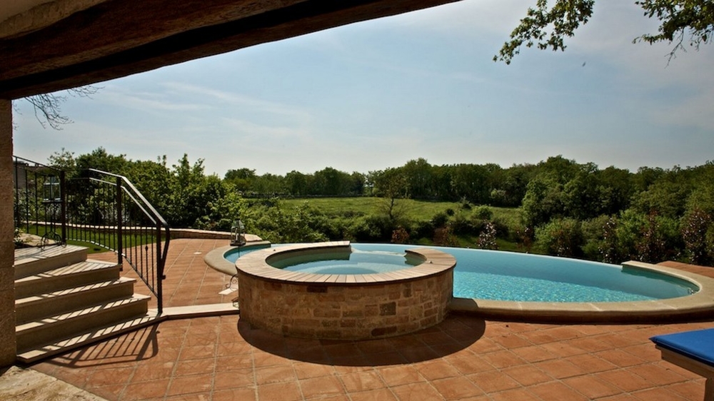 Idromassaggio rotondo e piscina sulla terrazza con vista sul verde
