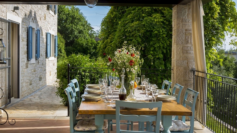 Zona pranzo all'aperto dell'immobile H2040 vicino a Porec in Istria, Croazia.