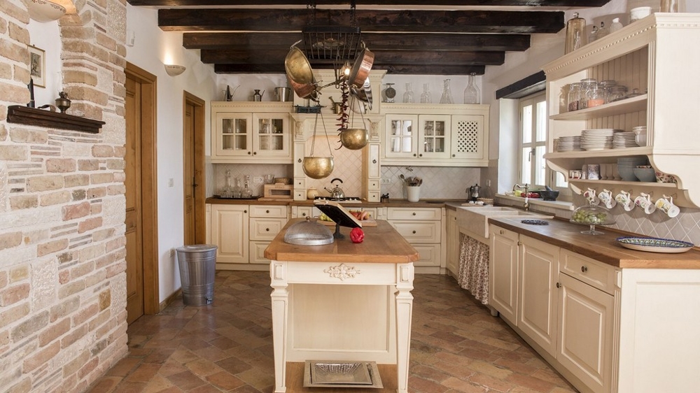 Cucina rustica con travi di legno e isola libera