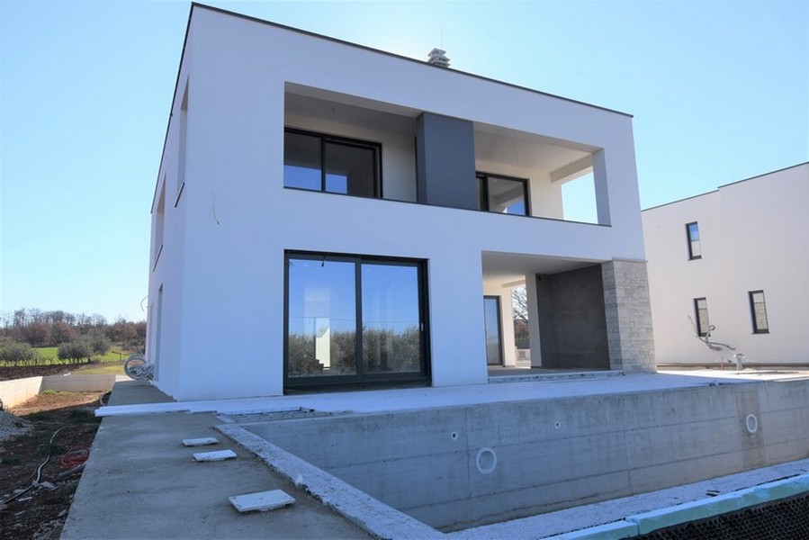 Villa moderna con loggia e piscina al grezzo