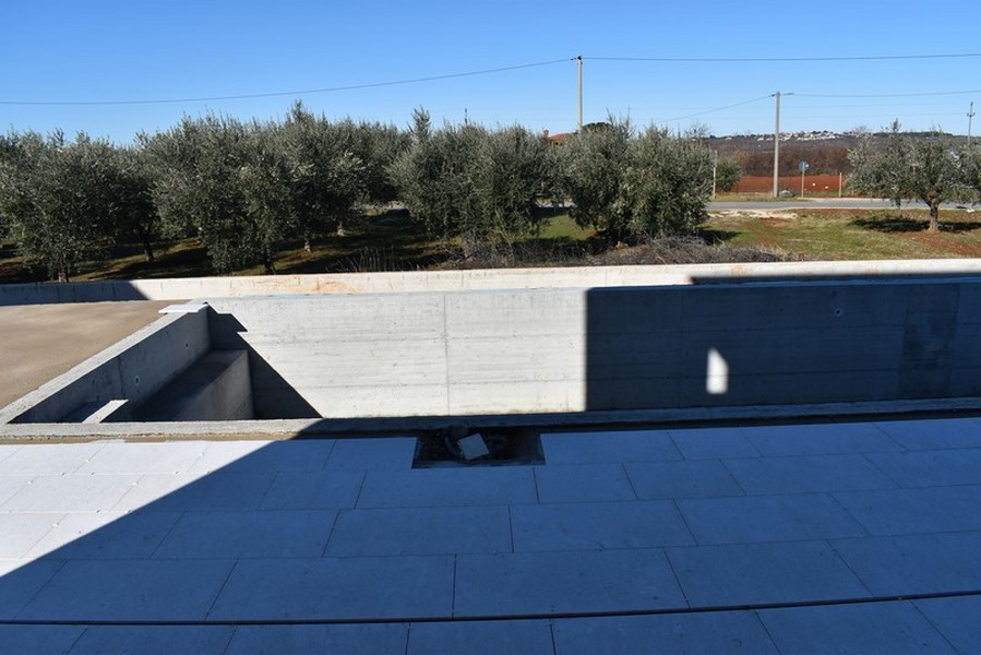 Vasca della piscina al grezzo davanti all'uliveto