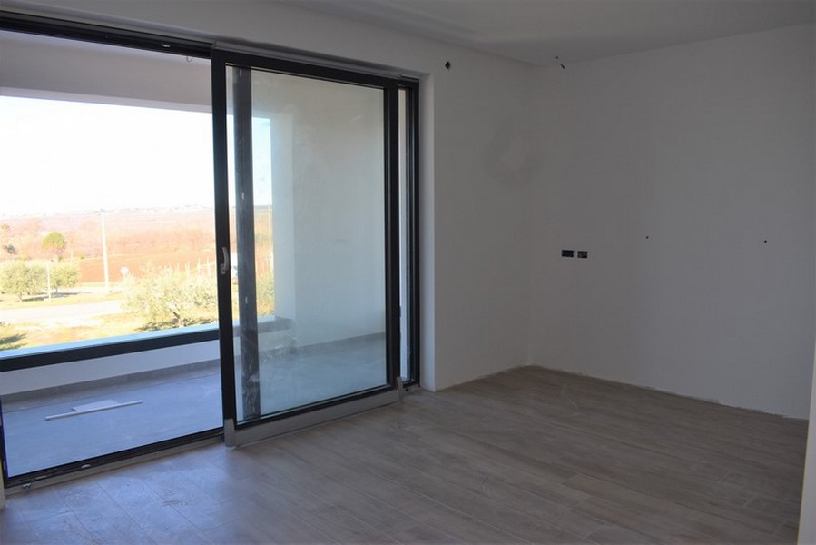 Stanza con porta scorrevole e vista sui campi