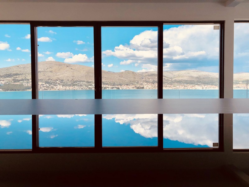 Vetrata con vista sulla baia e sulle colline