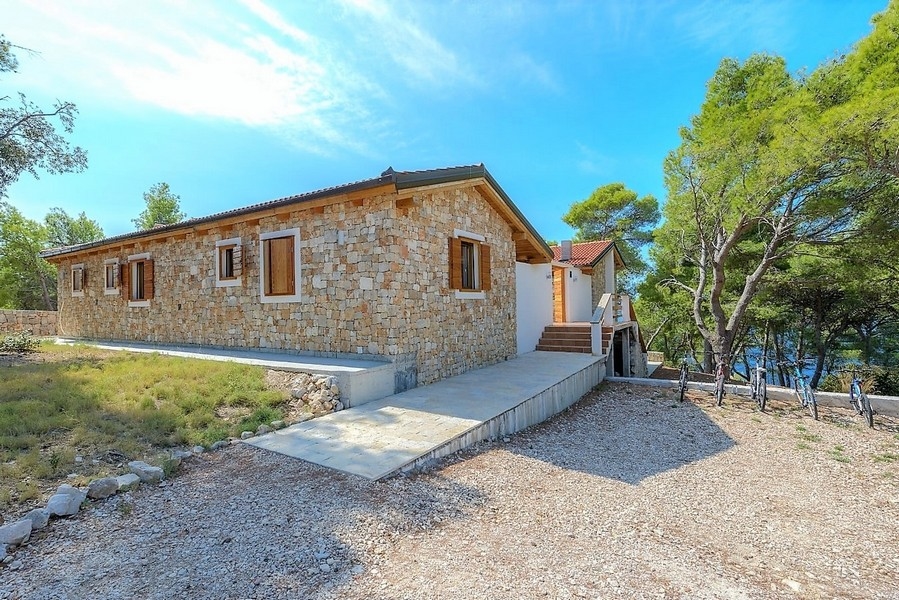 Casa in pietra con facciata in pietra naturale e giardino in Dalmazia