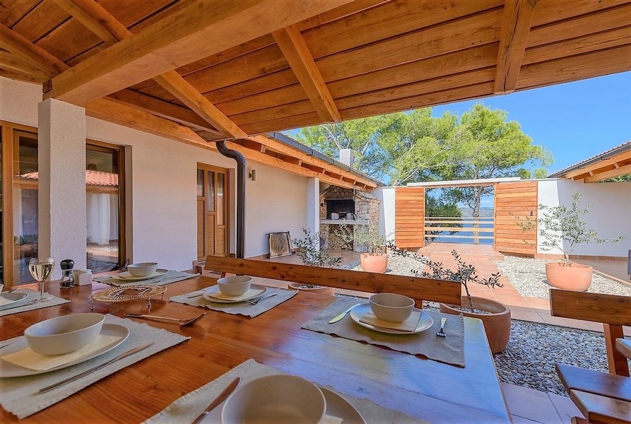 Terrazza coperta con tavolo sotto il soffitto in legno