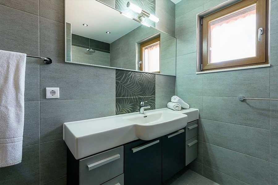 Bagno con doppio lavabo e specchio