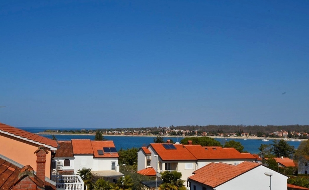 Vista mare sulla baia di Novigrad e sui tetti rossi in Istria