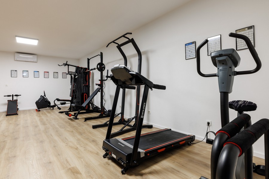 Sala fitness con tapis roulant e stazione per la forza