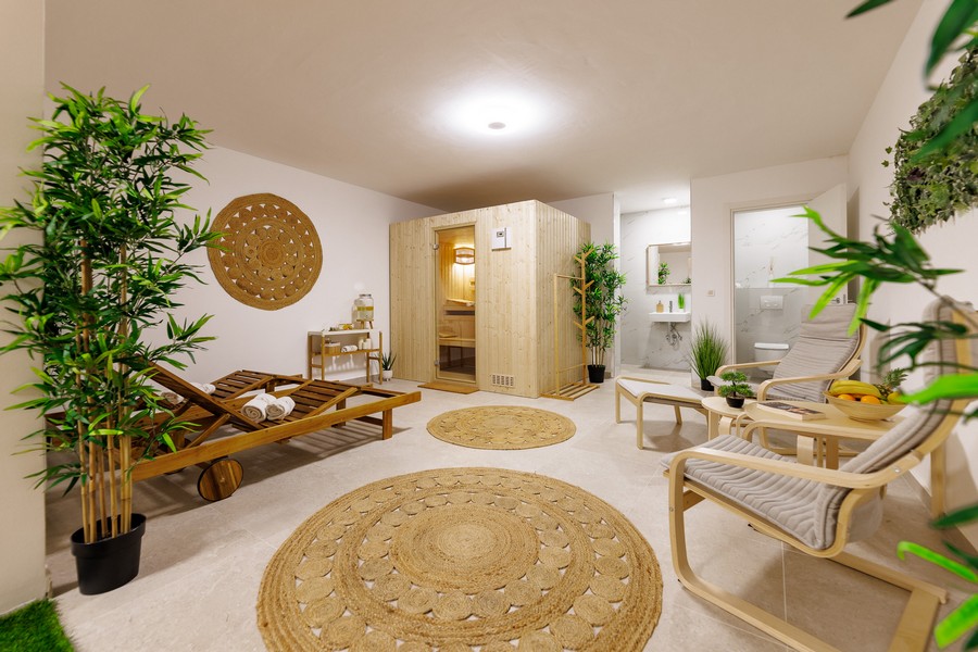 Area benessere con sauna e lettino in legno
