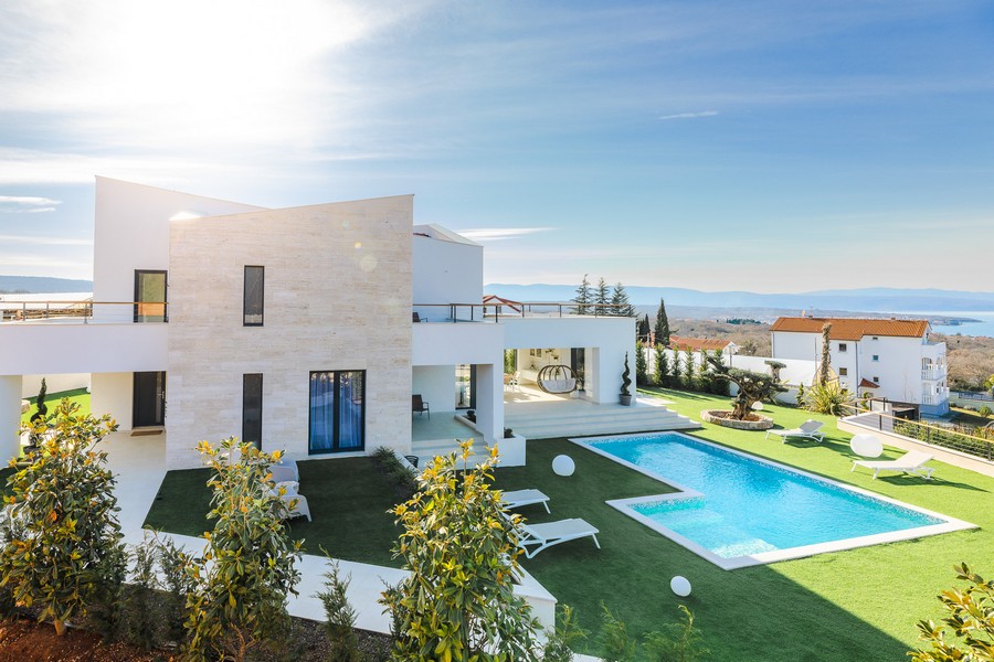 Villa luminosa con piscina e prato sopra la baia