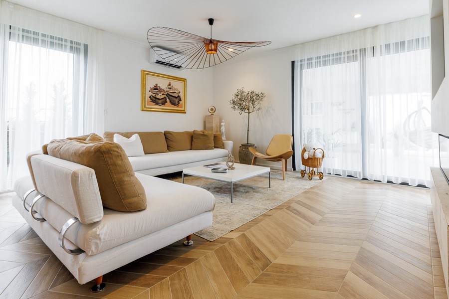 Soggiorno con divano bianco e parquet a spina di pesce