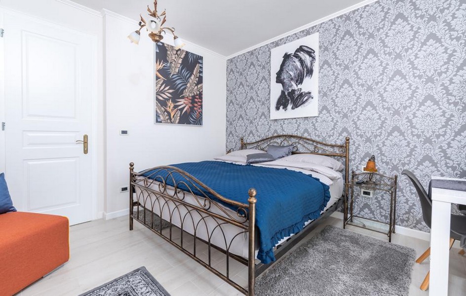 Camera da letto con letto matrimoniale e carta da parati decorativa in una villa di lusso in vendita in Istria.