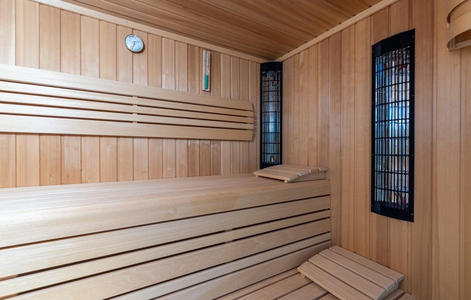 Sauna in legno in una villa di lusso in Istria, in vendita.