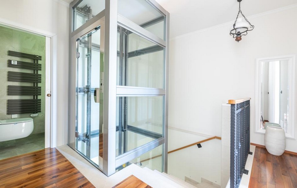 Bagno e ascensore nella villa di lusso in vendita in Istria.