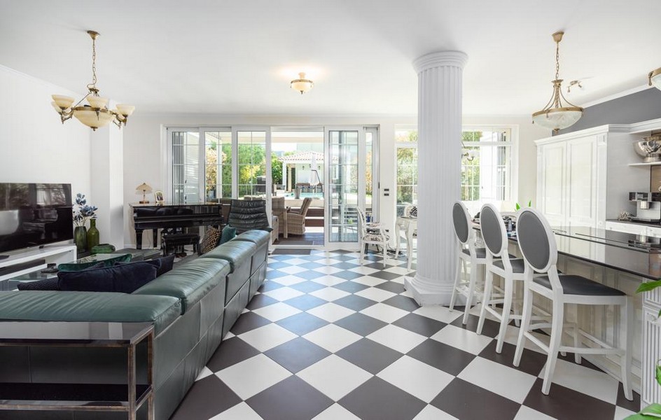 Sala da pranzo con pavimento a scacchiera in villa di lusso a Rovinj