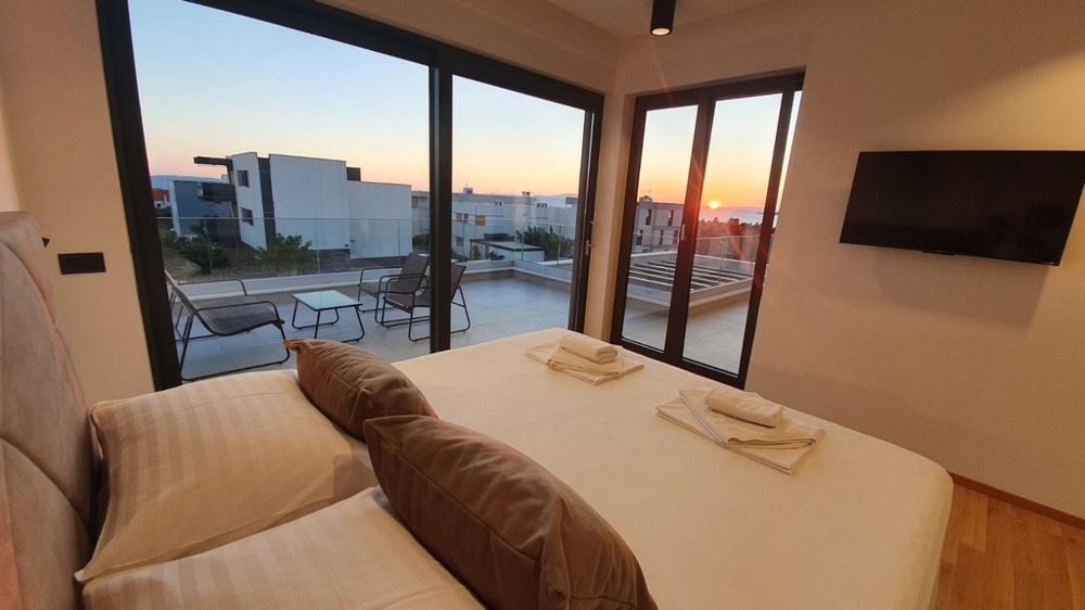 Ancora la camera da letto con TV e vista sulla terrazza.