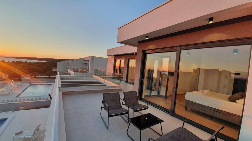 La terrazza superiore offre una bella vista mare.