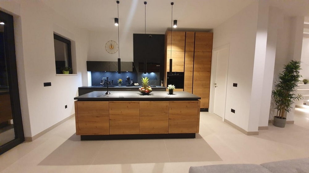 Cucina moderna e di alta qualità effetto legno.