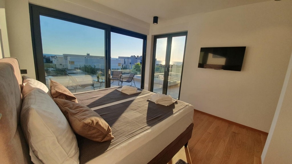 Camera da letto e vista sull'ampia terrazza.