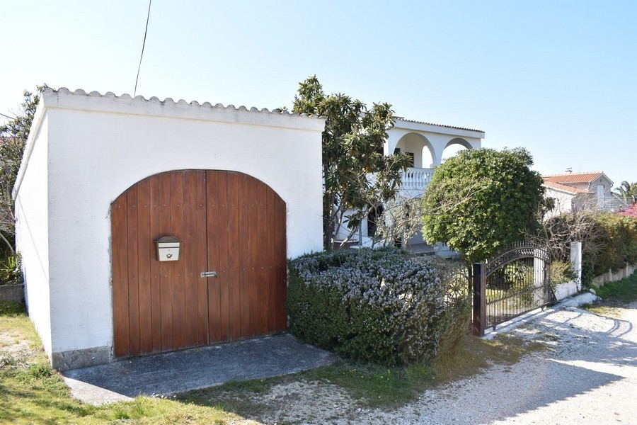 Garage con portone in legno all'ingresso del terreno