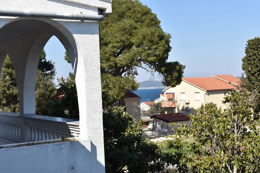 Vista dalla loggia attraverso i pini sul mare