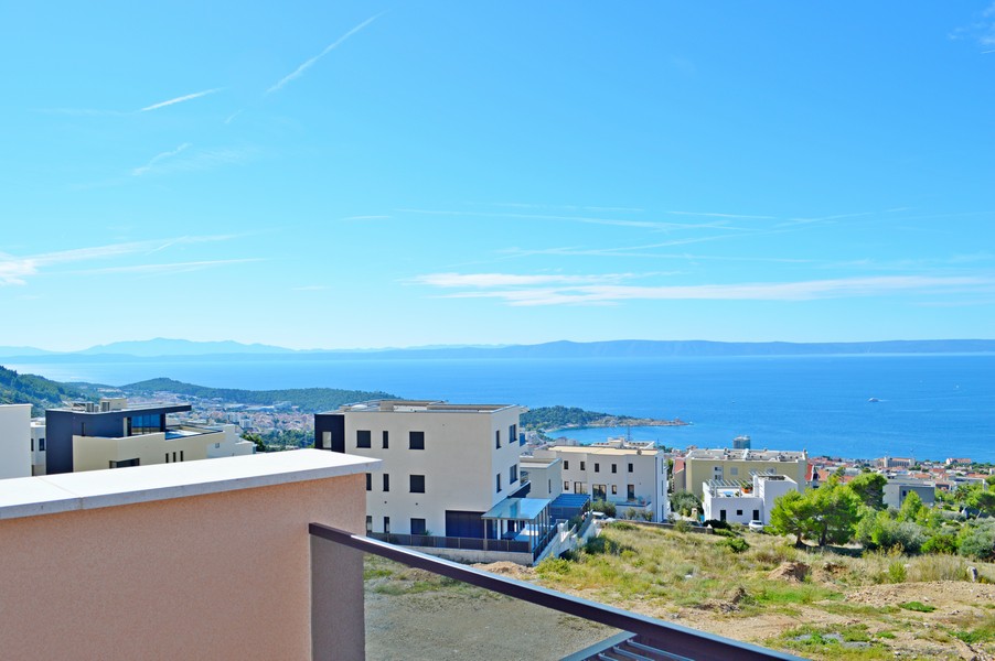 Ampia vista dal balcone sul paese e sul mare