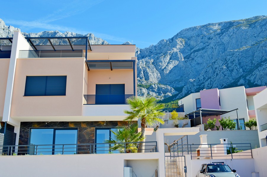 Casa bifamiliare con palma davanti al Biokovo