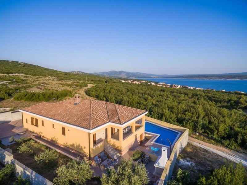 Veduta aerea della casa con piscina sopra l'uliveto