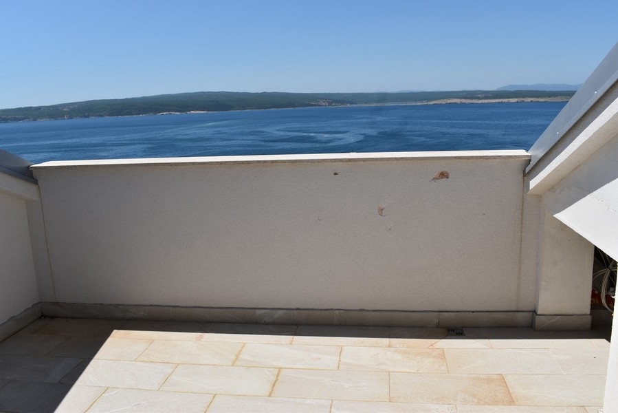 Terrazza sul tetto al grezzo con vista sulla costa opposta