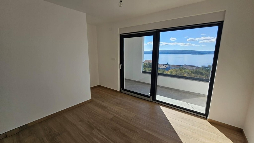 Stanza con porta scorrevole sul balcone e vista mare a Dramalj - H2197
