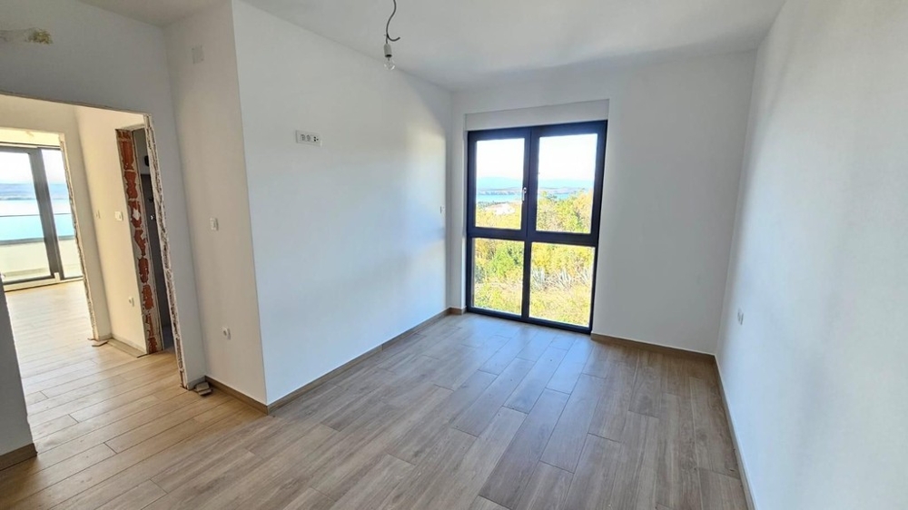 Stanza con pavimento in laminato e portafinestra nella nuova costruzione a Dramalj - H2197