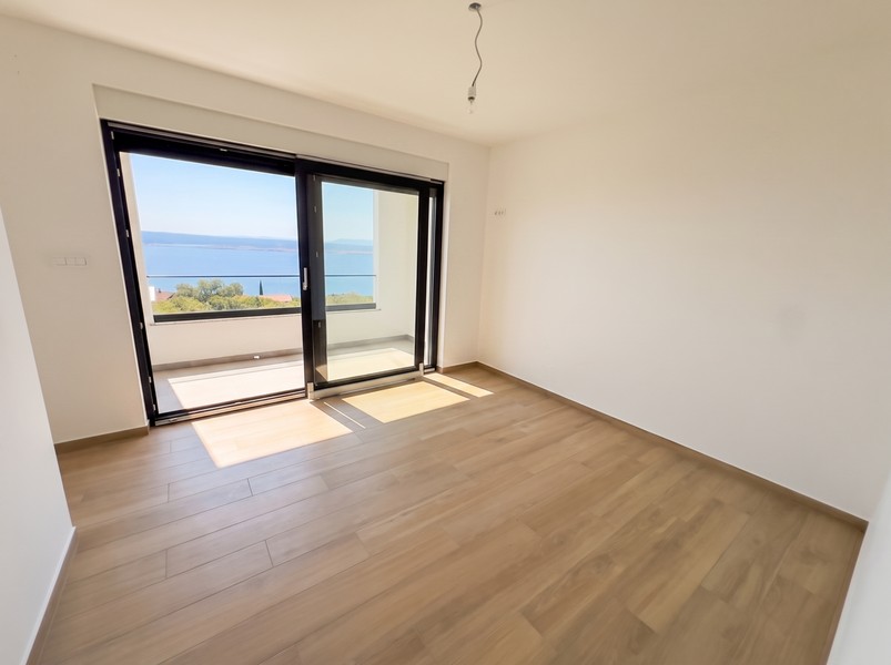 Camera da letto con balcone e vista mare nella casa a Dramalj - H2197