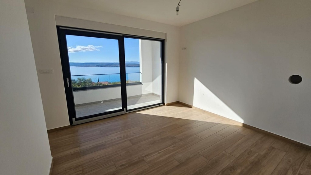 Camera da letto con accesso al balcone e vista sull'Adriatico - H2197