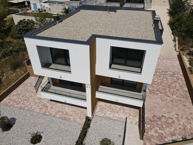 Casa con due unità abitative a Dramalj vicino a Crikvenica vista dall'alto, tetto piano e accesso carrabile pavimentato - H2197