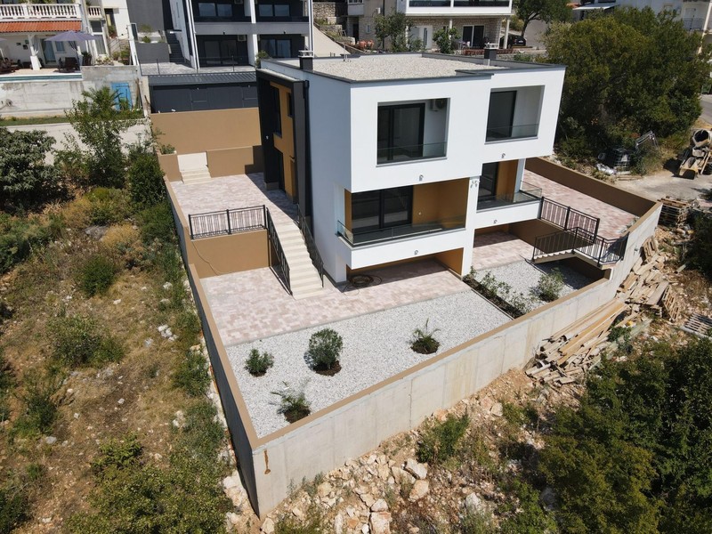 Nuova costruzione a Dramalj, Quarnaro, con terrazze e giardino curato - H2197