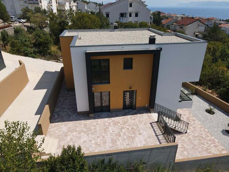 Lato d'ingresso della casa a Dramalj con portone e piazzale - H2197