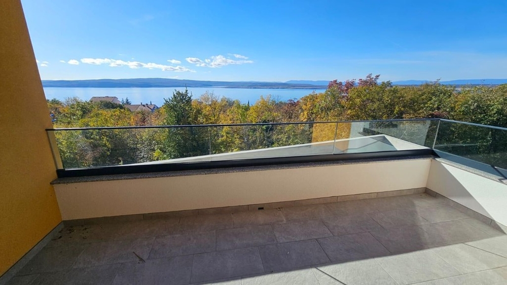 Terrazza con parapetto in vetro e vista mare a Dramalj vicino a Crikvenica - H2197