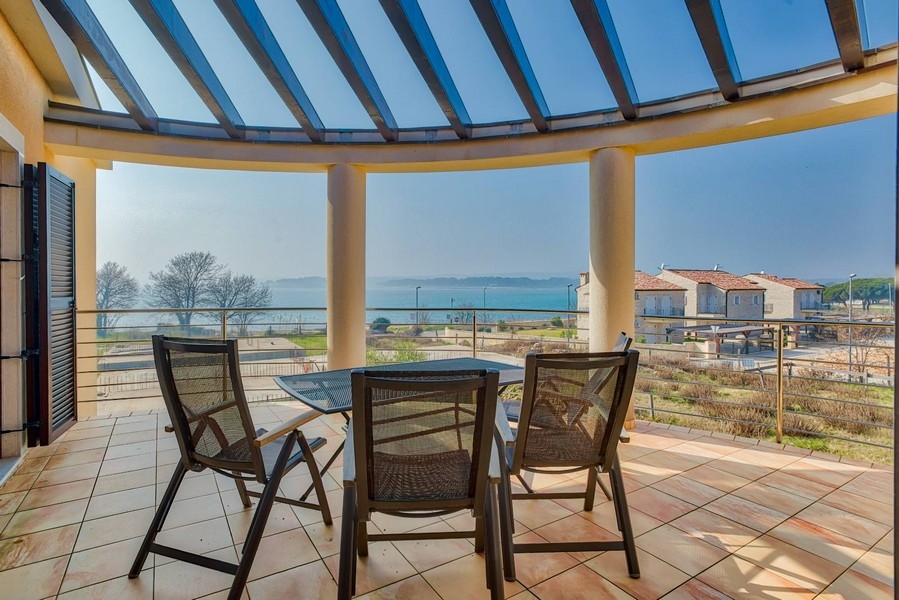 Loggia rotonda con tetto in vetro e vista sulla baia