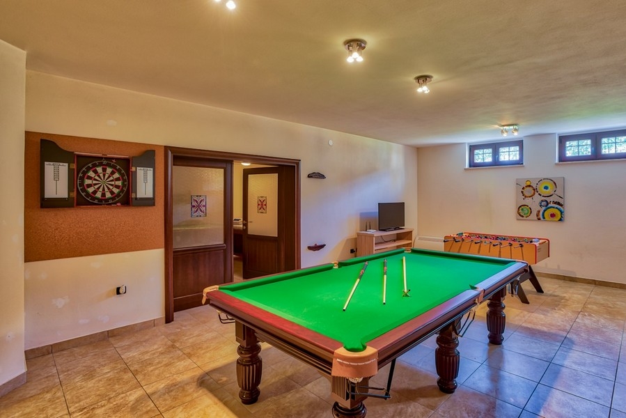 Sala giochi con tavolo da biliardo, bersaglio per freccette e calcio balilla