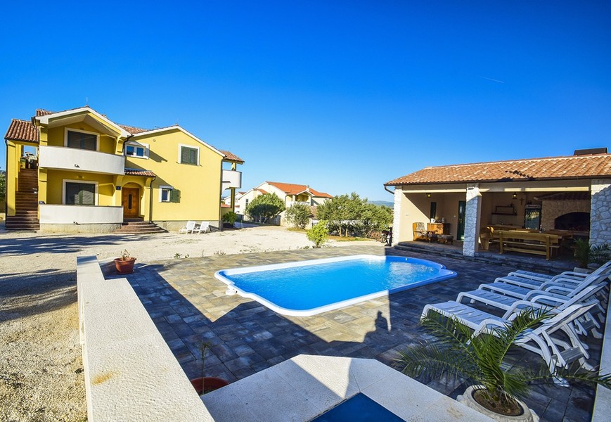 Villa gialla con piscina e cucina estiva coperta