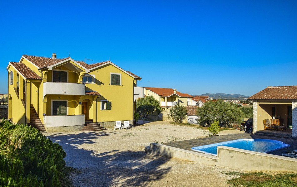 Villa gialla con piscina e cucina estiva coperta