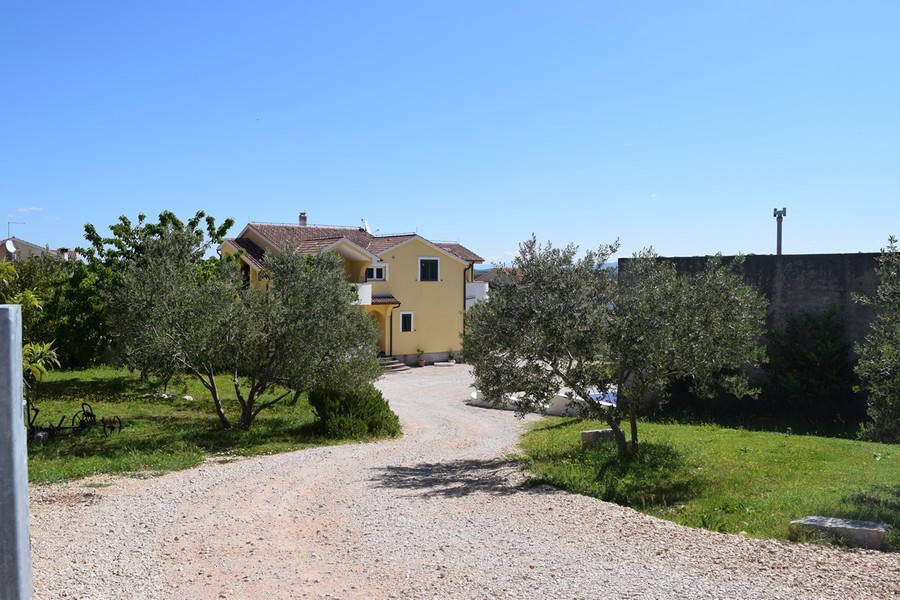 Sentiero di ghiaia tra gli ulivi verso la casa