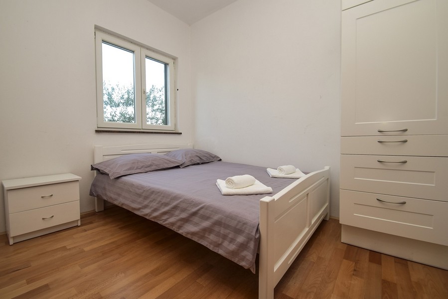 Camera da letto con letto bianco e armadio