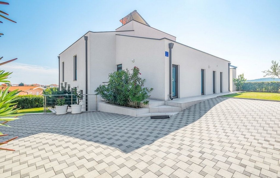 Casa bianca con oleandro sul piazzale lastricato