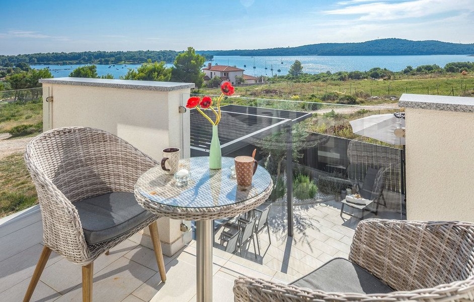 Tavolino da bistrot sul balcone con vista sulla baia di Medulin