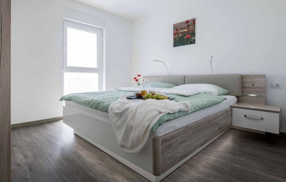 Letto matrimoniale con vassoio per la colazione e finestra accanto