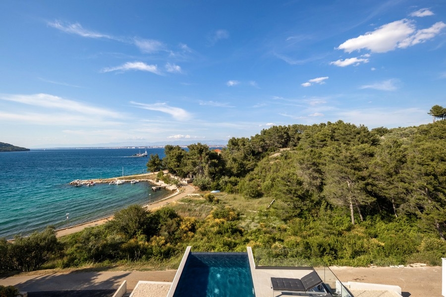 Piscina e vista mare.