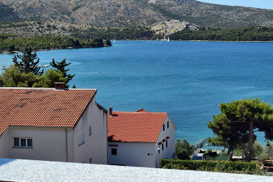 Vista sopra i tetti sulla baia con barche a vela