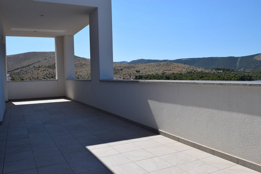 Terrazza vuota con colonne e vista sulle colline carsiche