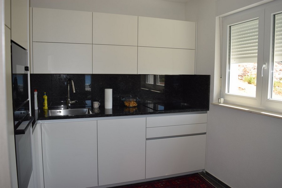 Blocco cucina bianco con rivestimento nero